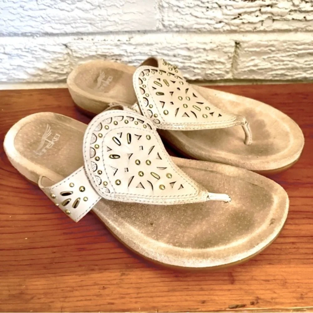 Dansko Leather Women’s Benita Flip Flop Sandals Ivory Full Grain Suede - Picture 3 of 7